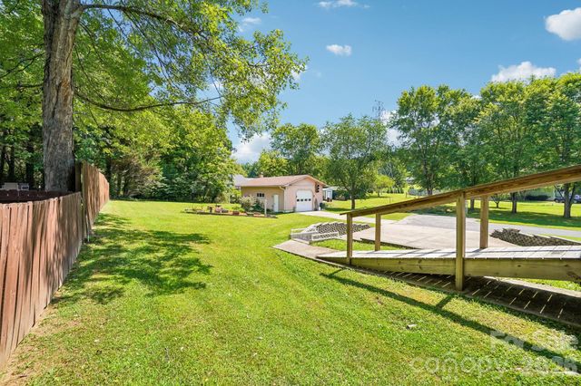 119 E Meadow Lane, Horse Shoe, NC 28742