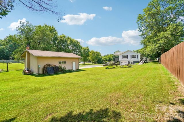 119 E Meadow Lane, Horse Shoe, NC 28742