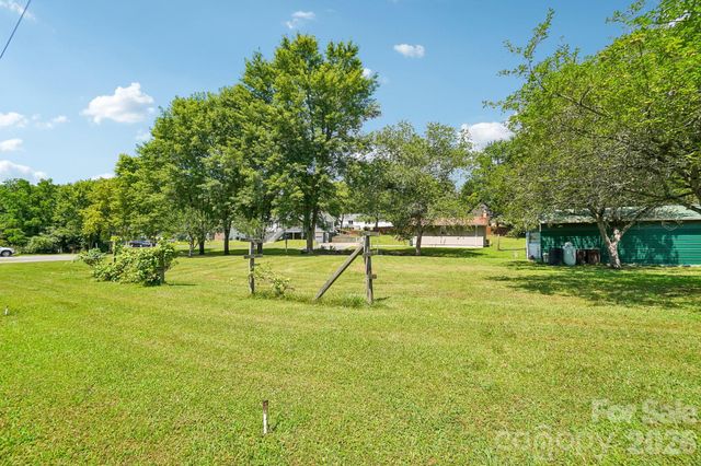119 E Meadow Lane, Horse Shoe, NC 28742