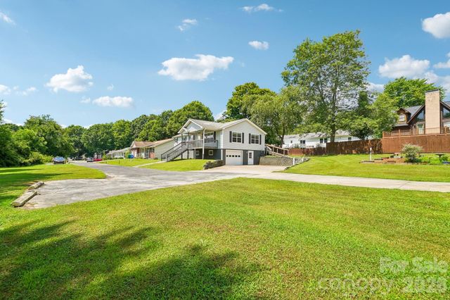 119 E Meadow Lane, Horse Shoe, NC 28742