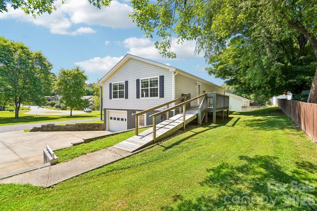 119 E Meadow Lane, Horse Shoe, NC 28742