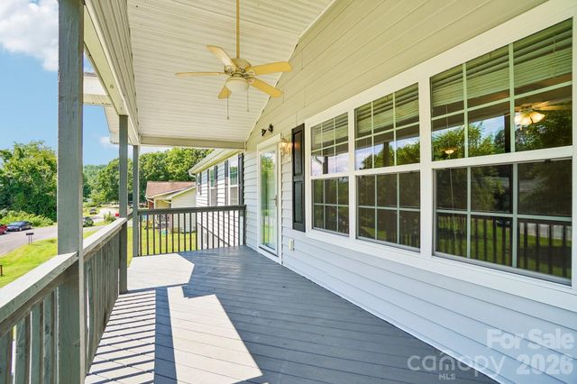 119 E Meadow Lane, Horse Shoe, NC 28742