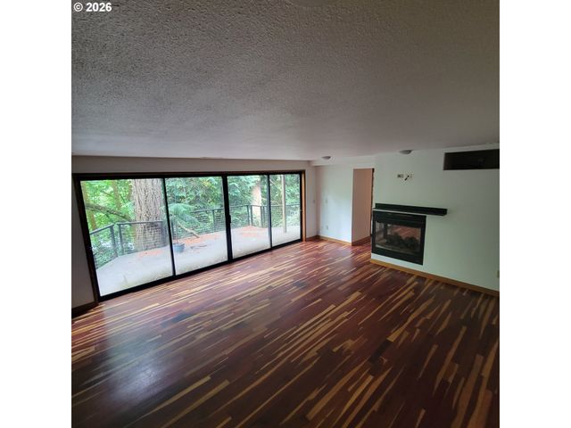 755 Sw CHESTNUT St, Portland, OR 97219