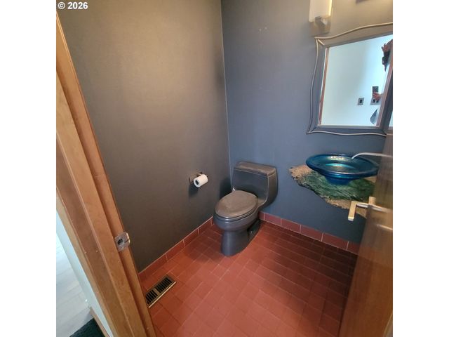 755 Sw CHESTNUT St, Portland, OR 97219