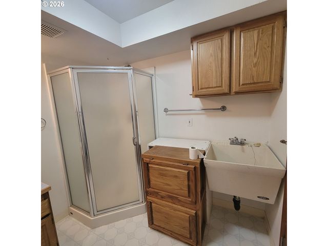 755 Sw CHESTNUT St, Portland, OR 97219
