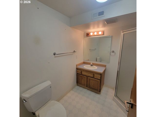 755 Sw CHESTNUT St, Portland, OR 97219