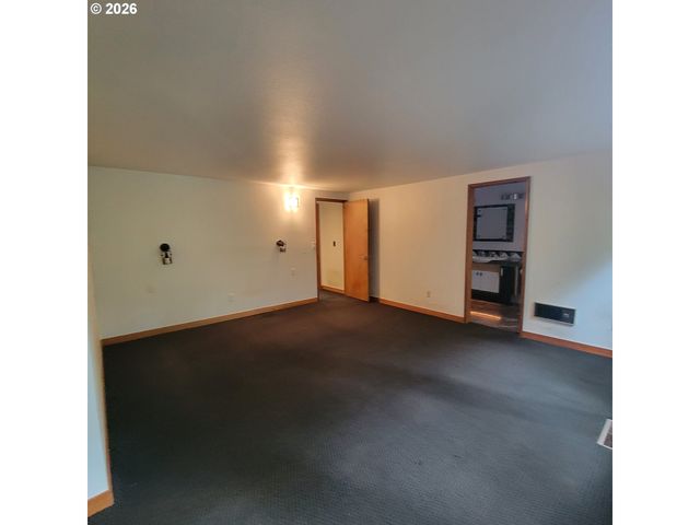 755 Sw CHESTNUT St, Portland, OR 97219