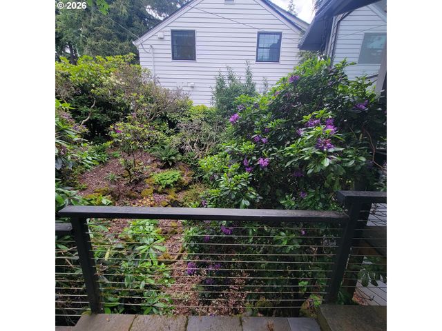 755 Sw CHESTNUT St, Portland, OR 97219