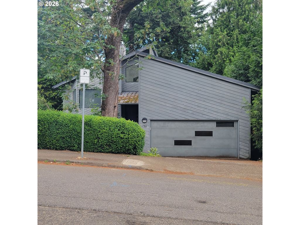 755 Sw CHESTNUT St, Portland, OR 97219