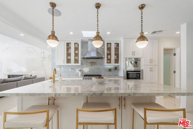 1040 Montego Drive, Los Angeles, CA 90049