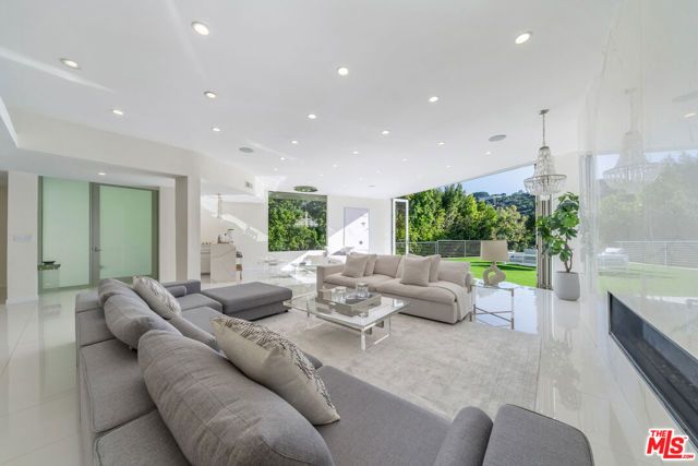 1040 Montego Drive, Los Angeles, CA 90049