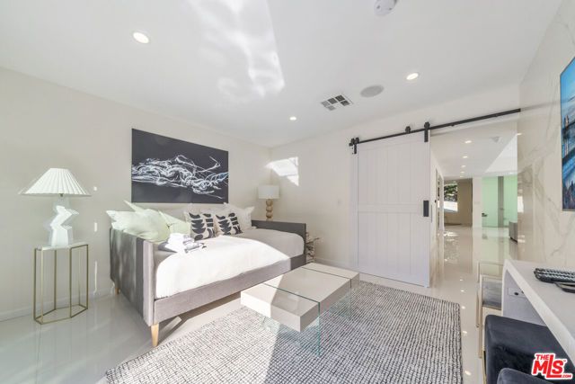 1040 Montego Drive, Los Angeles, CA 90049