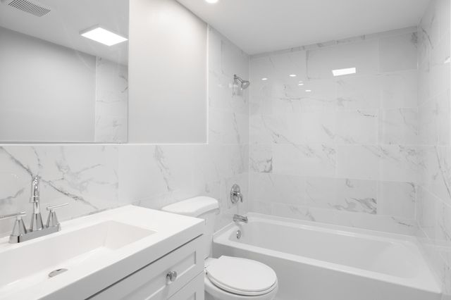 19115 Homestead Circle, Eden Prairie, MN 55346