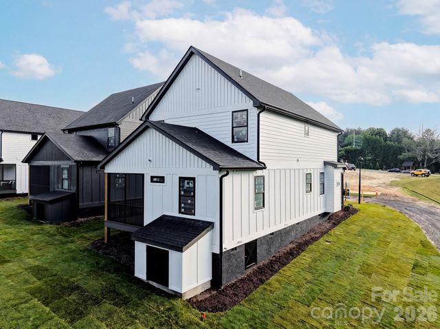 18 S Martha Kate Drive, Hendersonville, NC 28792