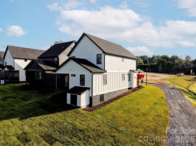18 S Martha Kate Drive, Hendersonville, NC 28792