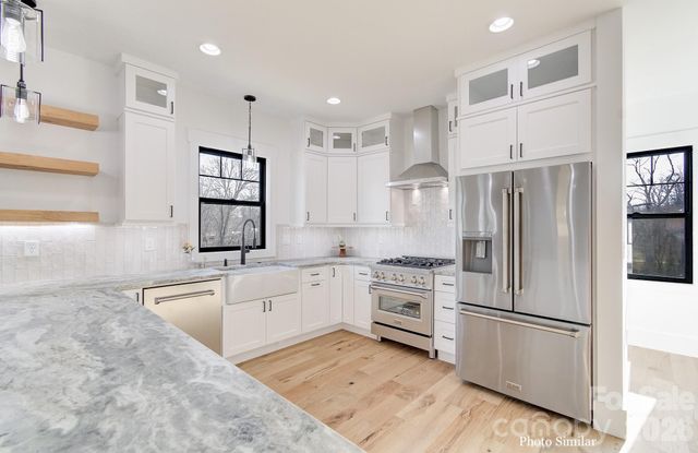 18 S Martha Kate Drive, Hendersonville, NC 28792