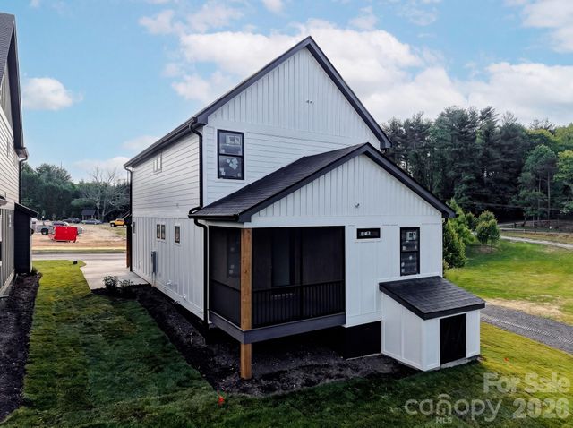 18 S Martha Kate Drive, Hendersonville, NC 28792
