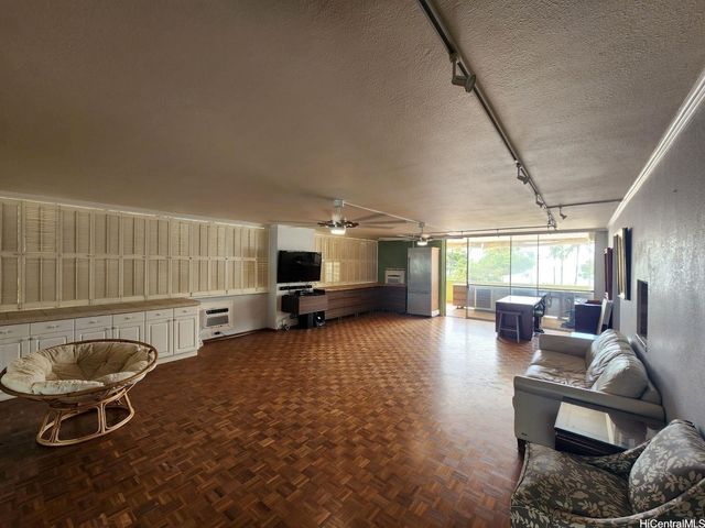 2500 Kalakaua Avenue 201, Honolulu, HI 96815