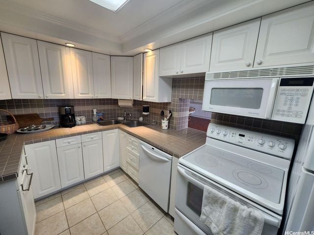 2500 Kalakaua Avenue 201, Honolulu, HI 96815