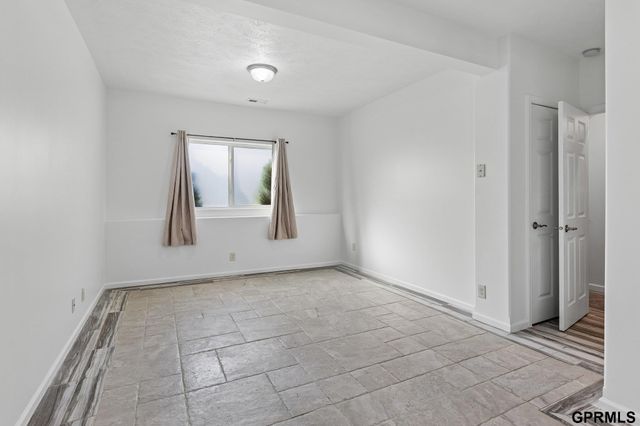 8538 sheffield Street, Omaha, NE 68122