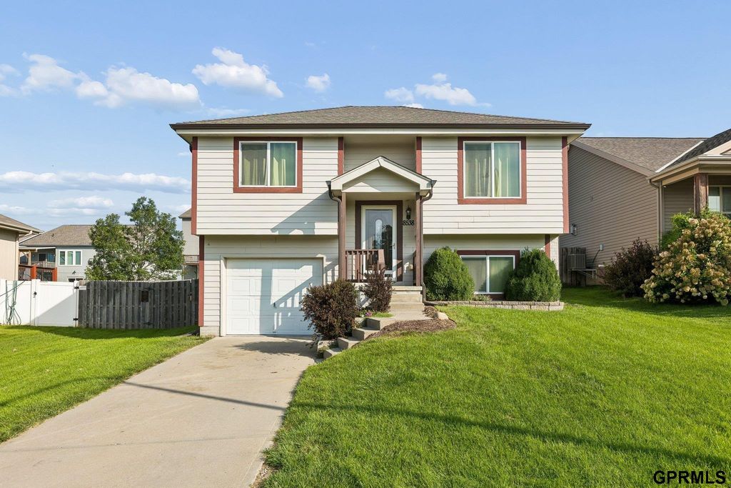 8538 sheffield Street, Omaha, NE 68122