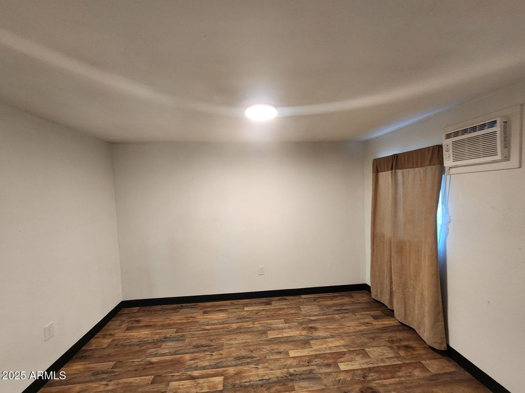 Image 5 of property listing at 10301 E Illini Street, Mesa, AZ 85208