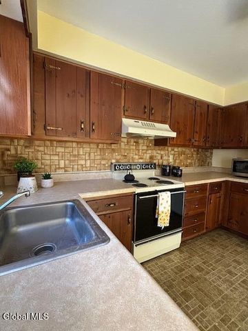 148 Williamsburg Court, Albany, NY 12203