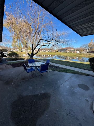 1820 W Surrey Park Lane 1B, Arlington Heights, IL 60005