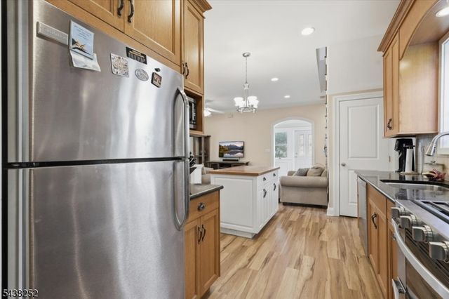 253 Essex St, Long Hill Twp., NJ 07980