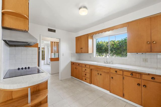 293 W Ponderosa Avenue, Reedley, CA 93654