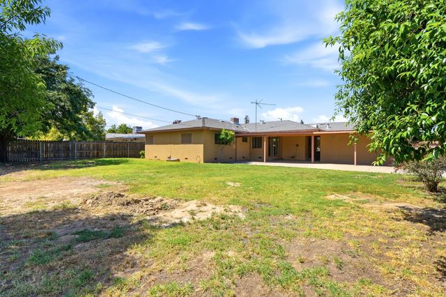 293 W Ponderosa Avenue, Reedley, CA 93654