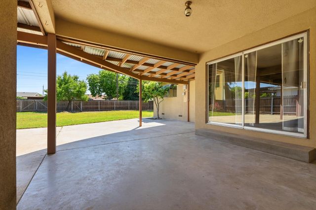 293 W Ponderosa Avenue, Reedley, CA 93654