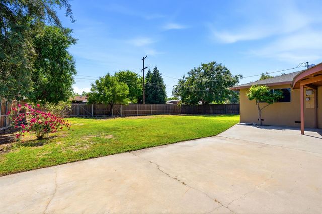293 W Ponderosa Avenue, Reedley, CA 93654