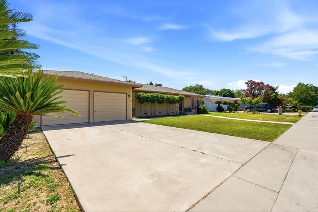 293 W Ponderosa Avenue, Reedley, CA 93654