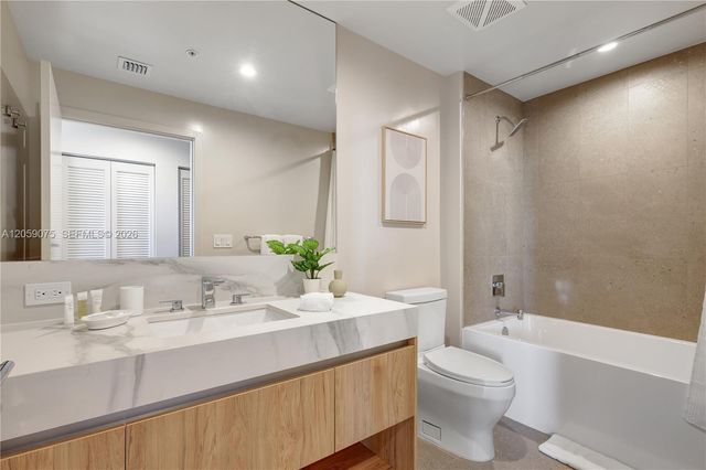 11 NE 6th St 2401, Miami, FL 33132