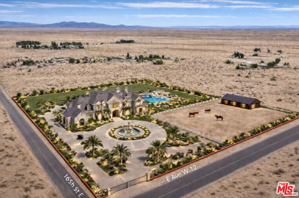 Image 3 of property listing at 165 12th Street, Palmdale, CA 93551