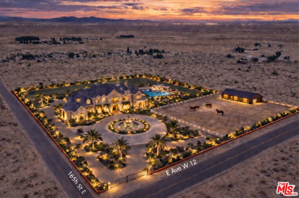 Image 4 of property listing at 165 12th Street, Palmdale, CA 93551