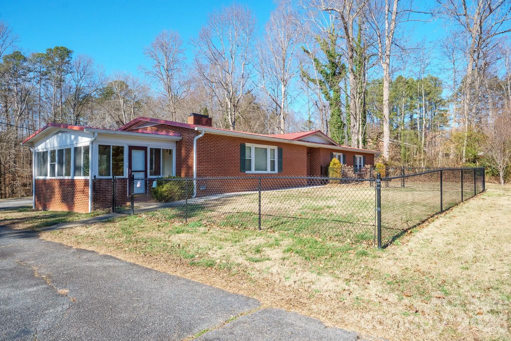 6264 US 221 Highway S, Marion, NC 28752