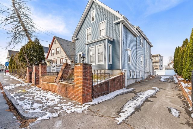 97 Huntington St, Brockton, MA 02301