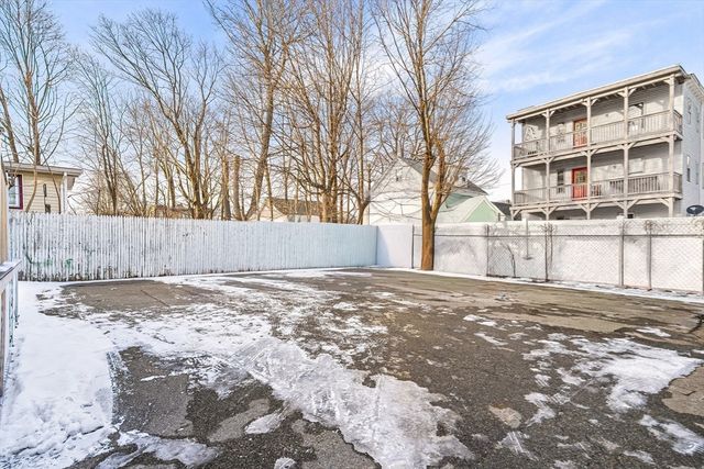 97 Huntington St, Brockton, MA 02301