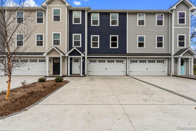 202 Oakwood Street, Holly Village, MI 48442