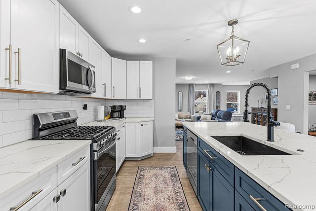 202 Oakwood Street, Holly Village, MI 48442