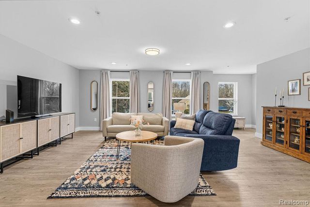 202 Oakwood Street, Holly Village, MI 48442