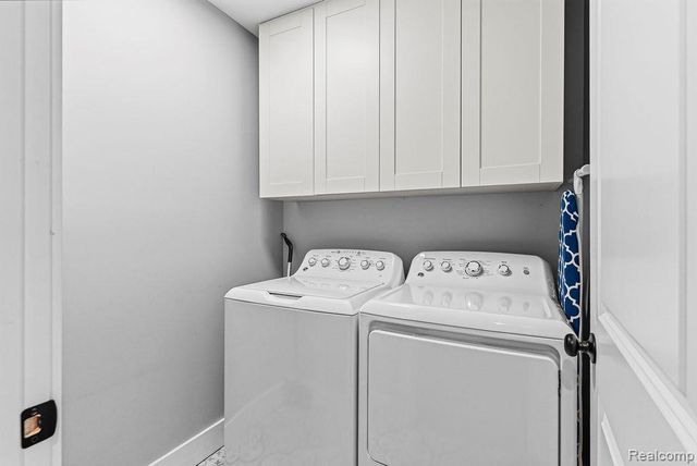 202 Oakwood Street, Holly Village, MI 48442