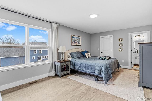 202 Oakwood Street, Holly Village, MI 48442