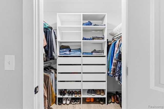 202 Oakwood Street, Holly Village, MI 48442