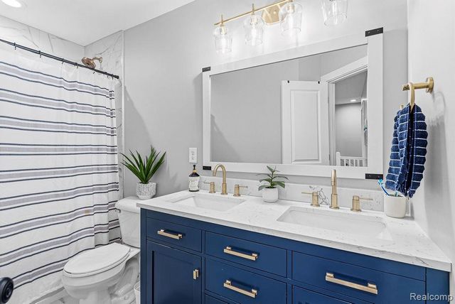 202 Oakwood Street, Holly Village, MI 48442