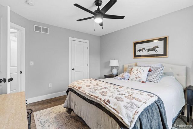 202 Oakwood Street, Holly Village, MI 48442