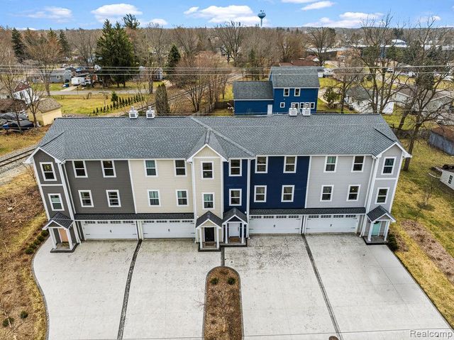 202 Oakwood Street, Holly Village, MI 48442