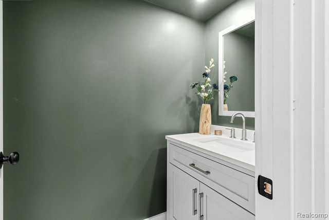 202 Oakwood Street, Holly Village, MI 48442